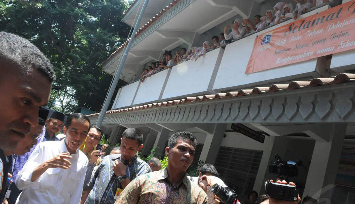 Saat tiba di SMP Negeri 277 Jakarta Utara, Jokowi disambut teriakan histeris para siswa, (23/9/14). (Liputan6.com/Herman Zakharia)