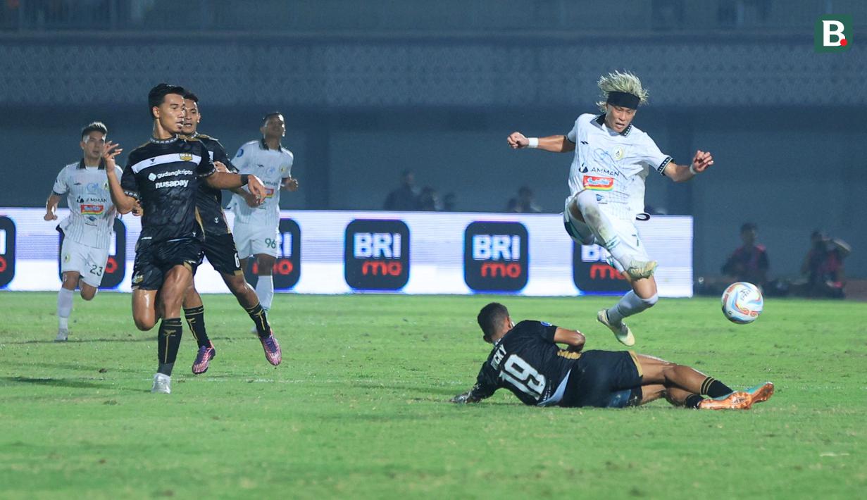 <p>Pemain PSS Sleman, Kei Sano (atas) berebut bola dengan pemain Dewa United, Ricky Kambuaya pada laga pekan ke-15 BRI Liga 1 2023/2024 di Stadion Indomilk Arena, Tangerang, Jumat (6/10/2023) malam WIB. (Bola.com/M Iqbal Ichsan)</p>