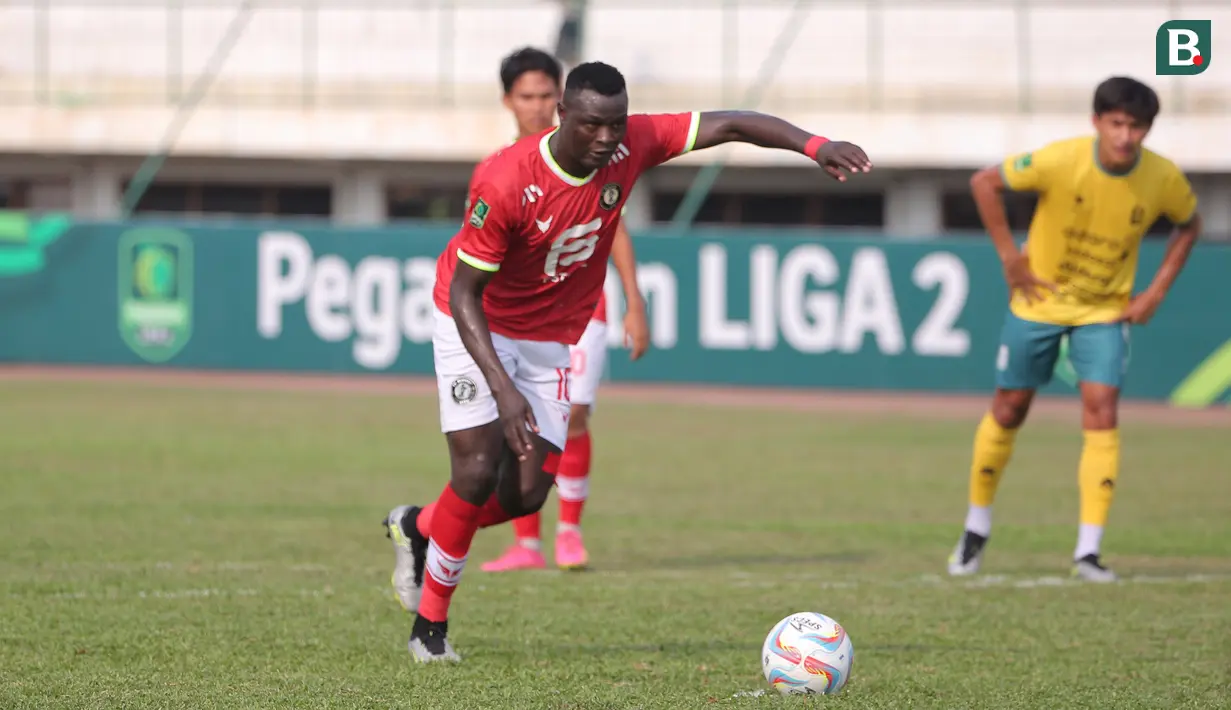 FC Bekasi City memantapkan posisinya di puncak klasemen Grup 2 Pegadaian Liga 2 2023/2024 setelah pada laga pekan ke-8 mampu memetik tiga poin penuh usai mengalahkan Nusantara United FC dengan skor 5-3 dalam laga yang berlangsung di Stadion Singaperbangsa, Kabupaten Karawang, Jawa Barat, Minggu (12/11/2023) sore WIB. Lima gol FC Bekasi City dicetak masing-masing lewat brace Ezechiel Ndouasel dan Saldi Amiruddin, ditambah satu gol dari sang kapten, Soni Setiawan. (Bola.com/Ikhwan Yanuar)