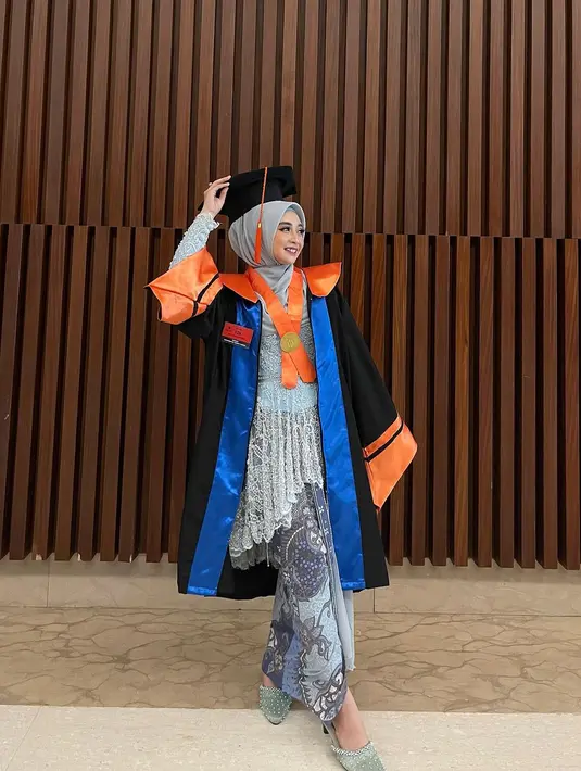 Potret Ega saat wisuda Rabu (13/12) lalu. Ega Noviantika finalis D'Academy (Musim 2) itu lulus dari Universitas Mercu Buana Jurusan Ilmu Komunikasi. [Instagram/eganoviantika_98]