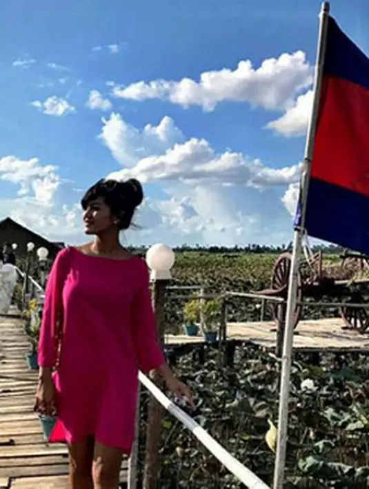 "Sudah berubah jauh sih, saya sudah enggak pernah pakai baju mini atas dan bawah," kata Farah Quinn, saat ditemui di kawasan M.H. Thamrin, Jakarta Pusat, Kamis (8/6/2017) dilansir dari Liputan6. (Instagram/farahquinnofficial)