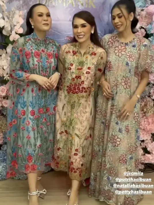 Mengenakan dress panjang lengan 3/4 yang dihiasi dengan bordiran floral yang sangat detail. Didominasi warna colorful. Dengan gaya rambut ikat setengah, poni samping. [@ramaphoto07]