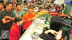Direktur Jenderal Pajak Ken Dwijugiasteadi (kaos orange) saat turun langsung ke lapangan untuk memberikan penjelasan kepada masyarakat mengenai program tax amnesty di ITC Mangga Dua, Jakarta, Selasa (1/11). (Liputan6.com/Angga Yuniar)