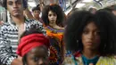 Model mengenakan pakaian yang dirancang oleh siswa dari komunitas Afro-Brasil jelang Hari Kesadaran Kulit Hitam dalam stasiun kereta bawah tanah di Sao Paulo, Brasil, 19 November 2021. November diakui sebagai Bulan Kesadaran Kulit Hitam. (AP Photo/Andre Penner)