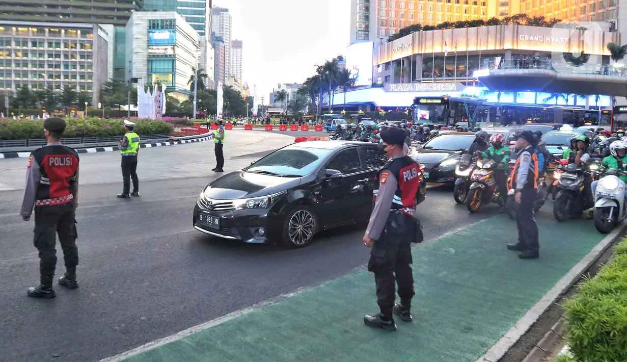 Ada 1.679 personel yang ditugaskan mengamankan pengawalan dan pengamanan jalur serta rekayasa arus lalulintas selama pelaksanaan Konferensi Tingkat Tinggi (KTT) ASEAN ke-43. (Liputan6.com/Angga Yuniar)