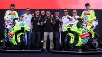 Pembalap MotoGP, Franco Morbidelli dan Fabio Di Giannantonio berfoto bersama dengan para petinggi tim dalam launching tim Pertamina Enduro VR46 yang berlangsung di Balai Kartini, Jakarta, Sabtu (25/01/2025). (Bola.com/Bagaskara Lazuardi)
