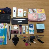 Kamu bisa memaksimalkan fungsi dari benda-benda yang ada di tasmu untuk membuka tutup botol.