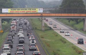 Sejumlah kendaraan melintas di jalan tol Cikopo - Palimanan KM 73, Purwakarta, Jawa Barat, Sabtu (30/4/2022).  H-2 arus mudik Lebaran Idul Fitri 1443 H, ruas jalan Tol Trans Jawa kembali menerapakan skema contraflow. (Liputan6.com/Herman Zakharia)