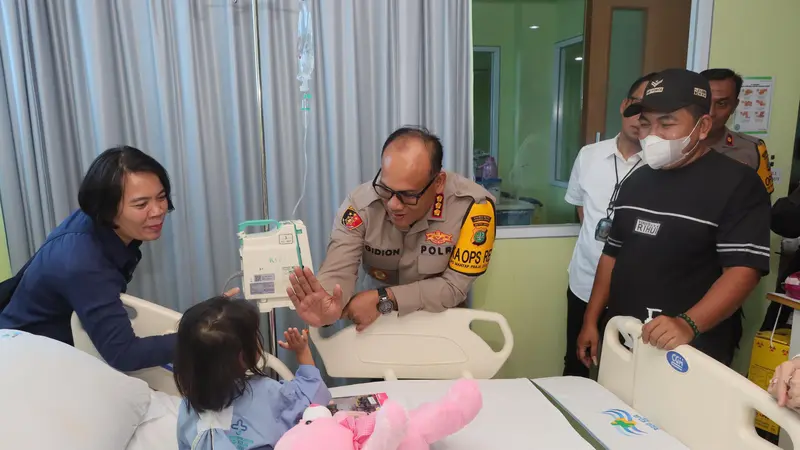 Kapolres Metro Jakarta Utara, Kombes Pol. Gidion Arif Setyawan menjenguk anak korban kekerasan oleh ibu tiri. (Ady Anugrahadi).