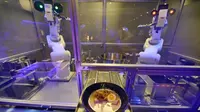 Sebuah restoran ramen Jepang di China, menarik perhatian penduduk sekitar berkat mempekerjakan robot sebagai koki-nya.