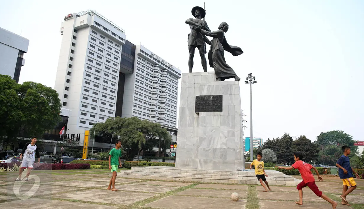 Anak-anak bermain bola di Tugu Tani, Jakarta, Jumat (2/10/2015). Pemprov DKI Jakarta akan menambah ruang publik terpadu ramah anak (RPTRA) sebanyak 150 lokasi dengan menggunakan dana dari program CSR.(Liputan6.com/Faizal Fanani)