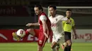 Pemain Persija Jakarta, Marc Klok (kiri) mengontrol bola dibayangi pemain PSM Makassar, Sutanto Tan dalam laga leg kedua semifinal Piala Menpora 2021 di Stadion Manahan, Solo, Minggu (18/4/2021). (Bola.com/Ikhwan Yanuar)