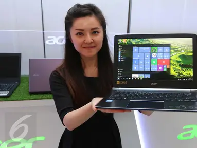 Model menunjukan produk terbaru notebook Acer di Jakarta, Rabu (22/6). Produk ini juga telah  menggunakan prosesor intel generasi ke-6. (Liputan6.com/Angga Yuniar)