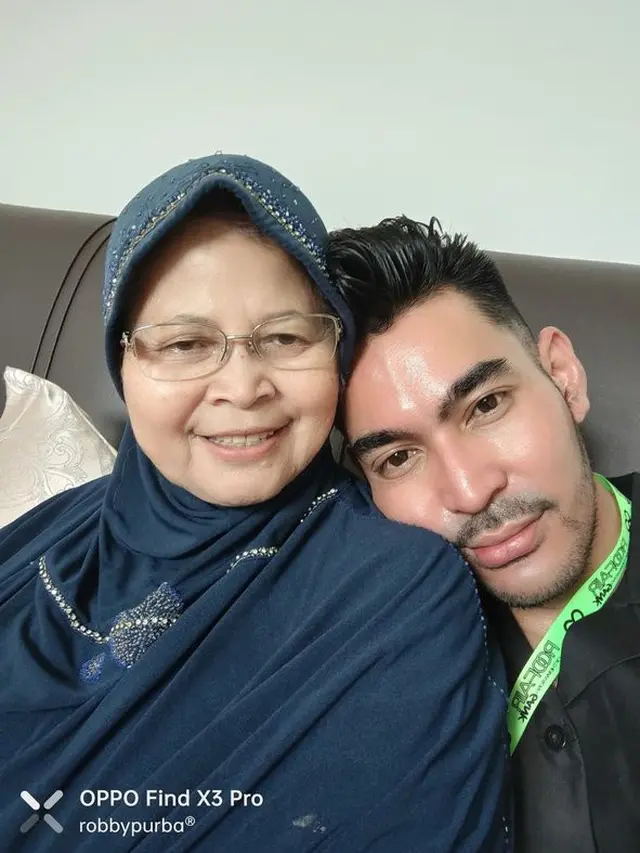 7 Potret Hangat Robby Purba dan Ibunda, Setia Dampingi Usai Operasi Tumor Payudara