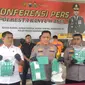 Kapolresta Banyuwangi Kombespol Rama Samtama Putra  tunjukan Barang bukti 1 Kilogram Narkoba (Hermawan Arifianto/Liputan6.com)