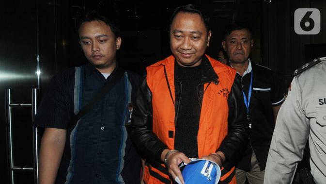 Bupati Lampung Utara Agung Ilmu Mangkunegara mengenakan rompi oranye usai menjalani pemeriksaan di Gedung KPK, Jakarta, Selasa (8/10/2019). KPK menahan Agung usai ditetapkan sebagai tersangka dalam kasus dugaan suap proyek Dinas PUPR dan Dinas Perdagangan di lingkungannya. (merdeka.com/Dwi Narwoko)