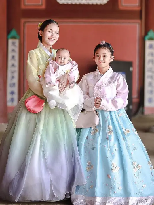 Bilqis, anak Ayu Ting Ting mengenakan hanbok warna pink dan biru dengan hiasan rambut di kepalanya. [@ayutingting92]