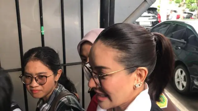 Nikita Mirzani tiba di PN Jakarta Selatan untuk menjalani sidang perdana kasus pemerasan, Selasa (24/6/2025). (Merdeka.com/Rahmat Baihaqi)