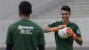 Kiper Timnas Indonesia U-22, Nadeo Argawinata, menangkap bola saat latihan di Stadion Madya, Jakarta, Jumat (18/1). Latihan ini merupakan persiapan jelang Piala AFF U-22. (Bola.com/Yoppy Renato)