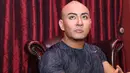 "Om Indro yang kenalin, tepatnya beberapa bulan yang lalu. Om indro menelpon saya, dia bilang tugasnya menjaga dia," jelas Deddy Corbuzier saat ditemui di kediamannya. (Galih W. Satria/Bintang.com)