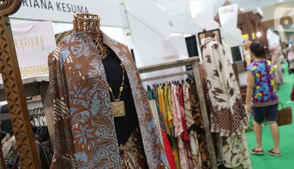 Pengunjung melihat-lihat koleksi batik yang dipamerkan pada Interior and Craft (ICRA) Exhibition 2019 yang dihelat di Hall A Jakarta Convention Center (JCC), Senayan, Jakarta, Minggu (6/10/2019). Ratusan motif batik dari berbagai daerah dipamerkan pada ajang ini. (Liputan6.com/Helmi Fithriansyah)