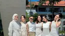Nuansa cinta dan kehangatan terasa begitu kuat dalam pernikahan romantis Harris Vriza dan Haviza Devi yang digelar di Bali pada Jumat, 2 Mei 2025. Tak hanya momen sakral dan pemandangan indah Pulau Dewata yang mencuri perhatian, kehadiran para selebriti dalam balutan busana putih juga sukses menyita sorotan.