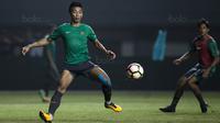 Gelandang Timnas Indonesia, Bayu Pradana, menerima umpan saat latihan di Stadion Patriot, Bekasi, Senin (2/10/2017). Latihan ini merupakan persiapan jelang laga persahabatan melawan Kamboja. (Bola.com/Vitalis Yogi Trisna)