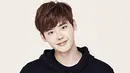 Siapa yang menyangka jika Lee Jong Suk adalah seorang introvert. Ia mengaku jika gugup, jantungnya akan berdegup kencang dan wajahnya memerah. (Foto: allkpop.com)