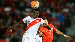 Bek Peru, Christian Ramos (depan) berebut bola udara dengan penyerang Chile, Nicolas Castillo pada Kualifikasi Piala Dunia 2018 di National Stadium, Santiago, Chile (11/10).  Chile menang atas Peru dengan skor 2-1. (REUTERS/Ivan Alvarado)