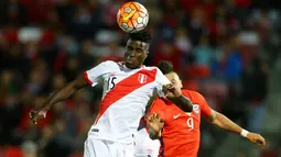 Bek Peru, Christian Ramos (depan) berebut bola udara dengan penyerang Chile, Nicolas Castillo pada Kualifikasi Piala Dunia 2018 di National Stadium, Santiago, Chile (11/10).  Chile menang atas Peru dengan skor 2-1. (REUTERS/Ivan Alvarado)