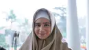 Meski belum mantap berhijab, Tissa Biani banyak dipuji oleh netizen keanggunannya saat mengenakan hijab. Tak sedikit netizen yang menilai Tissa Biani lebih cocok berpenampilan tertutup. (Liputan6.com/IG/tissabiani)