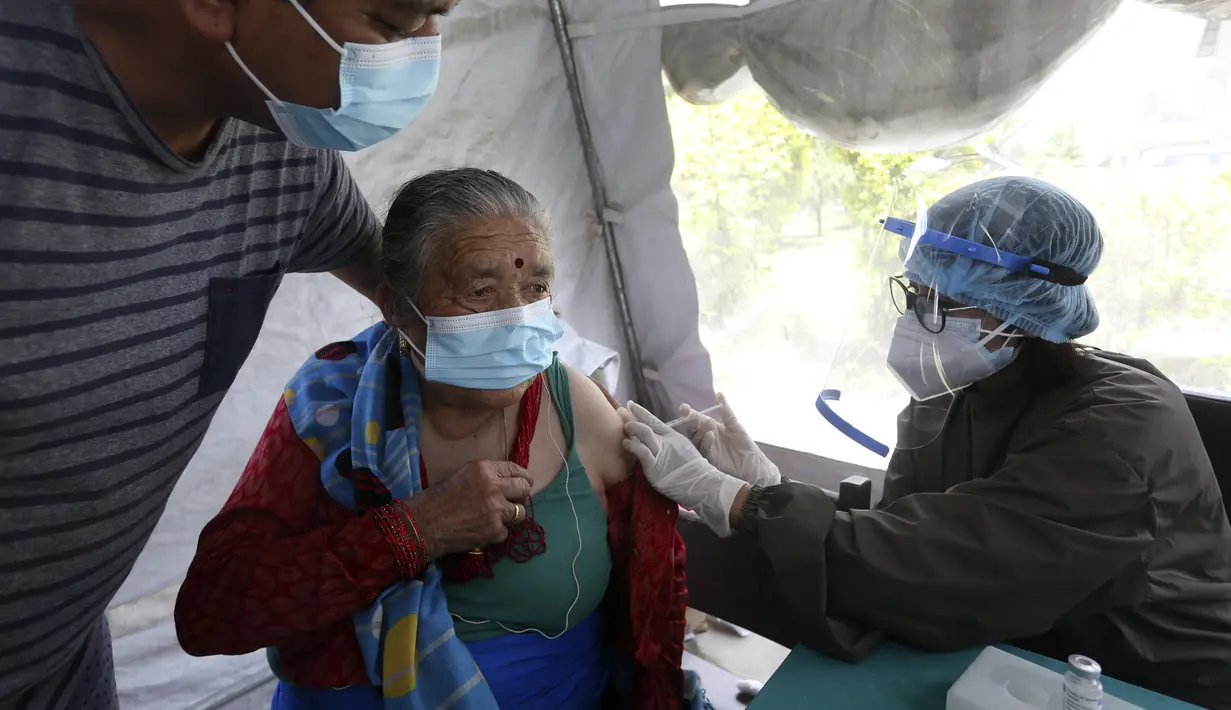 Seorang lansia menerima vaksin virus corona COVID-19 AstraZeneca di Kathmandu, Nepal, Senin (9/8/2021). Hingga 8 Agustus 2021, kasus virus corona COVID-19 Nepal mencapai 717.486. (AP Photo/Niranjan Shrestha)