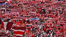 Fans Bayern Muechenmerayakan kemangan timnnya dalam lanjutan Bundesliga di Stadion Allianz Arena, Muenchen, Minggu (4/10/2015). Muenchen menang telak 5-1 atas Dortmund. (REUTERS/Michael Dalder)
