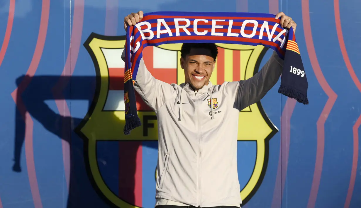 Vitor Roque didatangkan Blaugrana dari Athletico Paranaense. (AFP/Josep Lago)
