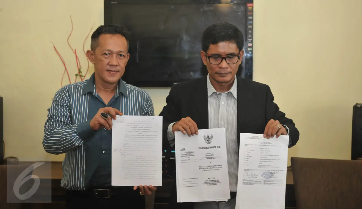 Wakil Sekjen DPP PPP hasil Muktamar Jakarta, Ahmad Bay Lubis (kanan) didampingi kuasa hukumnya menunjukkan laporan terhadap ketua umumnya Djan Faridz ke Bareskrim Mabes Polri, dalam jumpa pers di Jakarta, Kamis (24/3). (Liputan6.com/Johan Tallo)