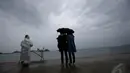 Meski hujan mengguyur, keluarga korban tetap setia menunggu Tim SAR untuk mendapat informasi tentang keluarganya yang hilang di tragedy Feri Sewol, Minggu (27/04/2014) (Reuters/ Kim Kyung-Hoon).