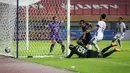 Pemain Dewa United, Selamet Budiono (tengah) mencetak gol pertama timnya ke gawang PSIM Yogyakarta dalam matchday pertama Grup Y Babak 8 besar Liga 2 2021 di Stadion Wibawa Mukti, Cikarang, Kamis (16/12/2021). (Bola.com/Bagaskara Lazuardi)