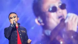 Penampilan Jack Ma saat menyanyikan sebuah lagu dalam Festival Musik Yunqi di Hangzhou, China (11/10). Orang terkaya se-Asia itu tampil kasual dan terlihat santai dengan mengenakan kaos dipadu dengan jaket denim. (AFP Photo/STR/China Out)