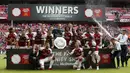 Para pemain Arsenal merayakan gelar Community Shield usai mengalahkan Chelsea di Stadion Wembley, London, Minggu (6/8/2017). Ini merupakan trofi Community Shield yang ke-15 bagi Arsenal. (AFP/Ian Kington)