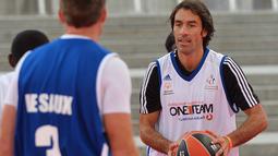 Mantan Pemain Timnas Prancis dan gelandang Arsenal, Robert Pires lahir dari ayah Portugis dan ibu Spanyol di Perancis, Pires akhirnya memilih untuk membela Timnas Prancis pada tahun 1998. (AFP/Ben Stansall)