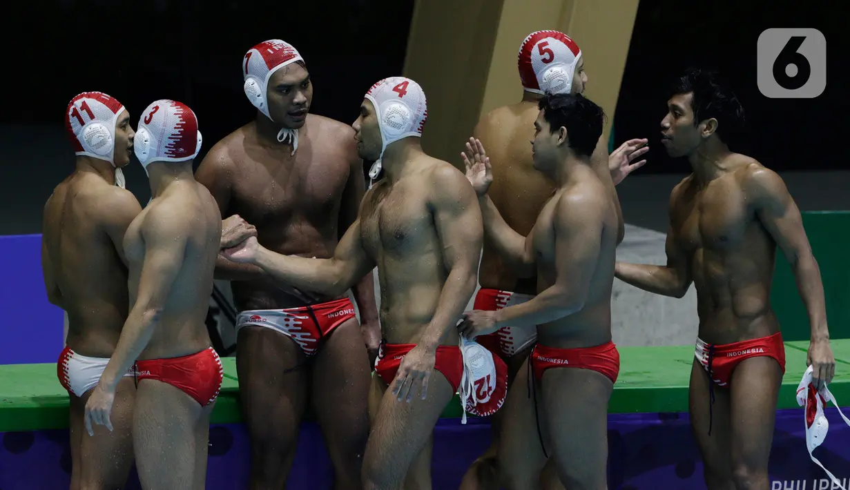 Para pemain polo air putra Indonesia merayakan kemenangan 14-7 atas Malaysia pada laga SEA Games 2019 di Aquatic Center, Clark, Filipina, Jumat (29/11/2019). Indonesia berhasil meraih emas perdana dari cabang polo air. (Bola.com/M Iqbal Ichsan)