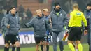 Para pemain Inter Milan memprotes wasit setelah ditahan imbang Bologna dalam laga tunda pekan 19 Serie A 2024/2025 yang dihelat di Giuseppe Meazza, Kamis (16/1/2025) dini hari WIB. (AP Photo/Luca Bruno)