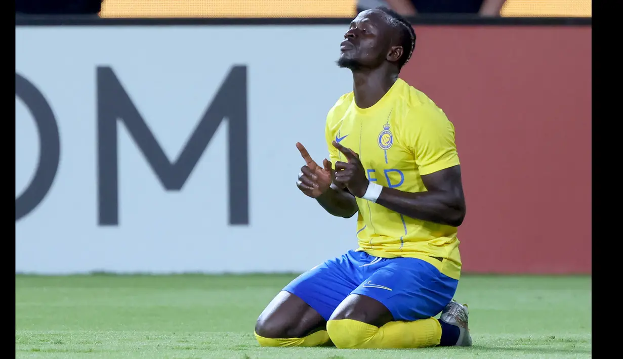 Sadio Mane baru didatangkan Al Nassr dari Bayern Munchen pada awal musim 2023/2024. Saat ini ia berstatus sebagai top skor bersama timnas Senegal dengan catatan 38 gol dari 99 laga. Bersama Al Nassr hingga kini ia telah mencetak 8 gol dan 2 assist dari total 14 laga di semua kompetisi. (AFP/Fayez Nureldine)