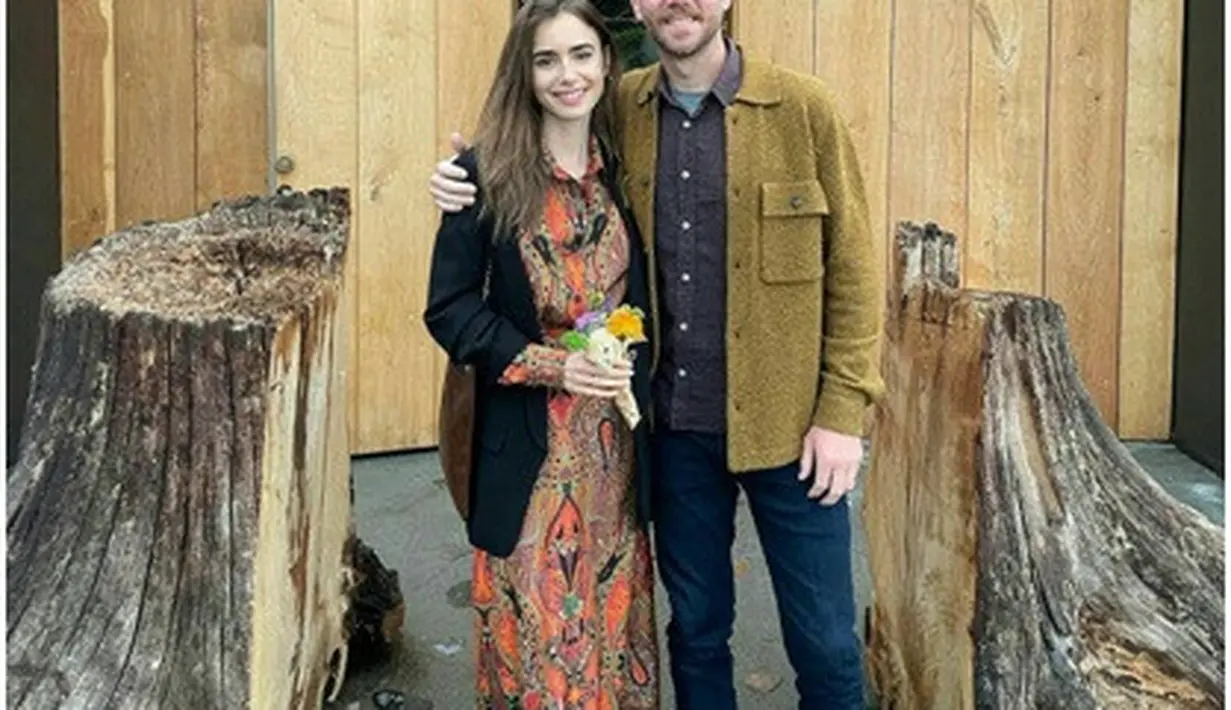 Lily Collins dan Charlie McDowell kerap tampil dengan busana kompak. Ini adalah salah satu potret bersama mereka mengenakan busana bernuansa earth tone. (Foto: Instagram @charliemcdowell)