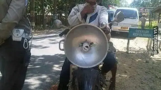 Kumpulan Potret Akal-akalan Montir Memperbaiki Sepeda Motor dengan Bahan Seadanya (ist)
