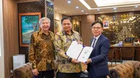 Menteri Koordinator Bidang Perekonomian Airlangga Hartarto menerima kunjungan EVP & President of Advanced Materials Company LG Chem Dong Choon Kim beserta delegasi, di Kantor Kemenko Perekonomian, beberapa waktu lalu. (Dok. Kemenko Perekonomian)