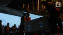 Petugas memasukkan logistik bantuan untuk korban gempa bumi Turki ke dalam pesawat Hercules C-130 TNI AU di Lanud Halim Perdanakusuma, Jakarta, Sabtu (11/2/2023). TNI Angkatan Udara menyiapkan dua pesawat yaitu jenis Boeng 737 dan pesawat Hercules C-130 yang akan mengangkut logistik dan petugas untuk membantu proses operasi SAR korban gempa di Turki. (merdeka.com/Imam Buhori)