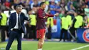 Striker Portugal, Cristiano Ronaldo, memberikan instruksi kepada rekan-rekannya pada laga final Piala Eropa 2016 melawan Prancis di Stade de France, Saint-Denis, Senin (11/7/2016) dini hari WIB. (AFP/Franck Fife)