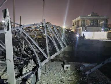 Kerusakan terlihat pada sebuah menara komunikasi yang menurut media Iran terkena serangan AS di Kuhestak, Iran selatan,  Rabu dini hari, 2 September 2026. (Masoud Mohammadi/Tasnim News Agency via AP)