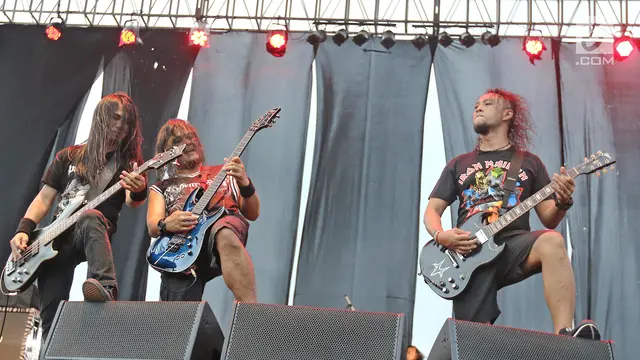 Burgerkill (6) Gitaris Burgerkill beraliran  metalcore , Ebenz menunjukkan aksinya   di  JogjaROCKarta International Music Festival 2017 di Stadion Kridosono, Yogyakarta, Sabtu (30/9/2017). Burgerkill membawakan enam lagu diantaranya Air Mata Api, Under T
